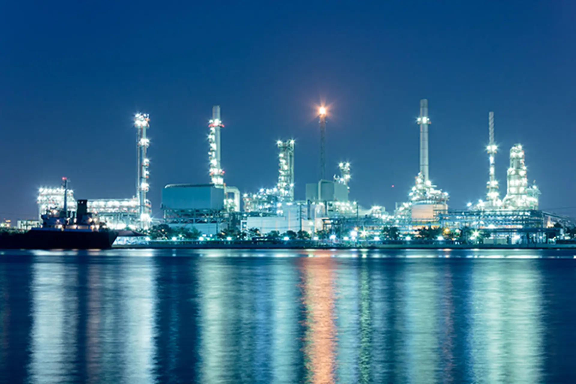 Shutterstock _115561654-River And Oil Refinery Factory With Reflection In Bangkok -Thailand - Web
