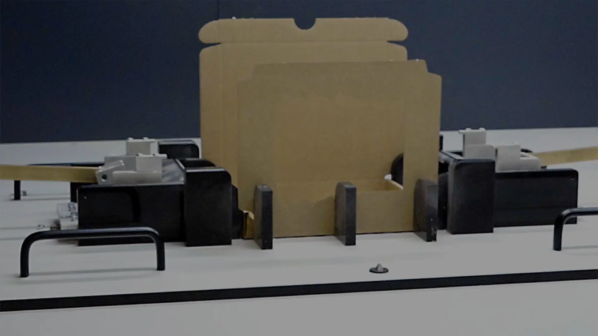 Automated packing line fold and prepare the new cardboard boxes